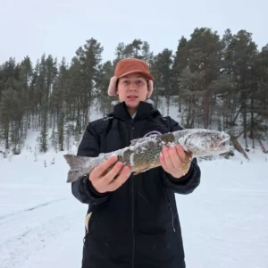 Altti Nykäsen taimen Ivalojoesta Tuksu Koppiaisella ja Kapraalin Tuksu lätkällä.