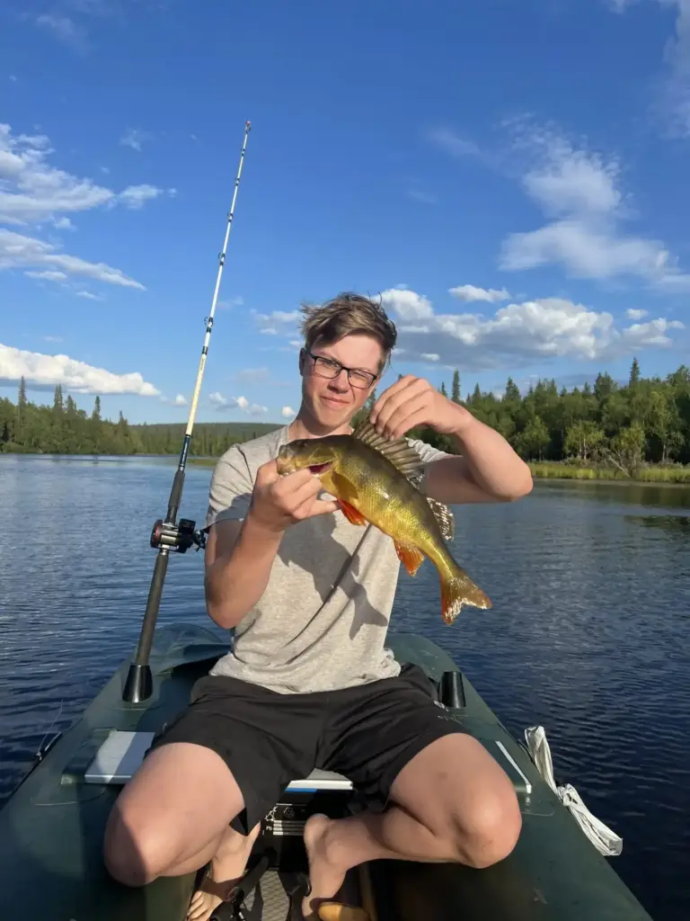 Rasmus Aarrelaampi ja makia ahven Mukkavuopajasta