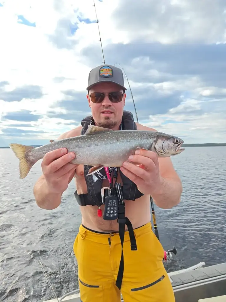 Tonin pilattu kesäloma Inarijärvellä