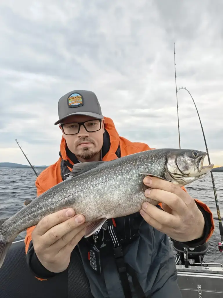 Toni jallitti Allun Alushousuilla nätin raudun Inarijärveltä