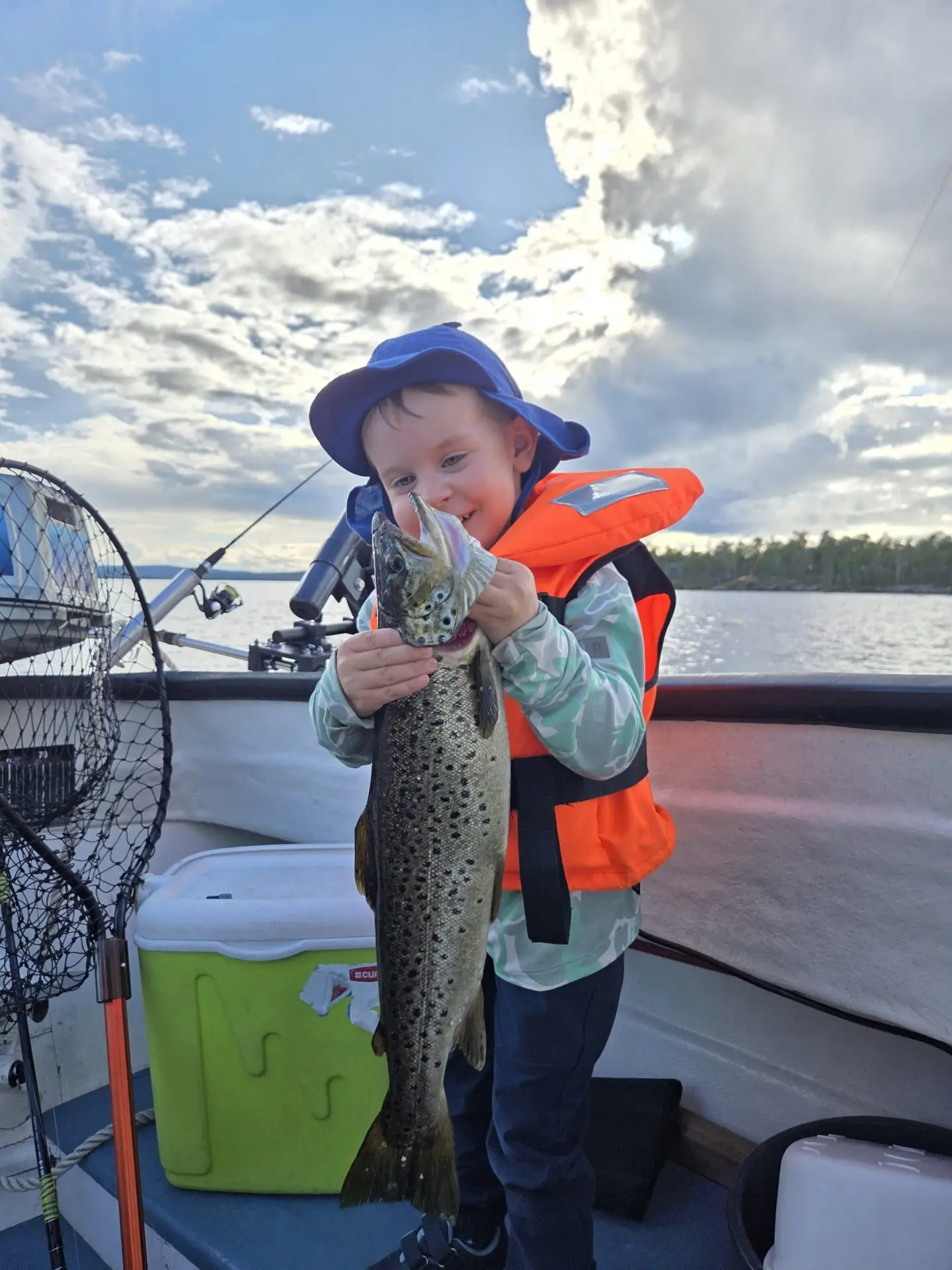 Kummipojan ensimmäinen vetouistelureissu Inarijärvellä sai ikimuistoisen alun!